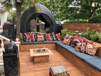 Lounge-Ecke auf der ArabesQ-Terrasse mit Kelim-Kissen