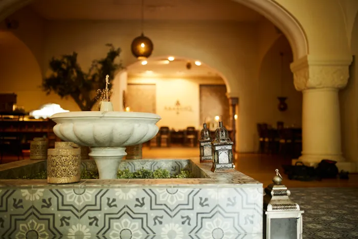 Springbrunnen und orientalisches Ambiente im ArabesQ