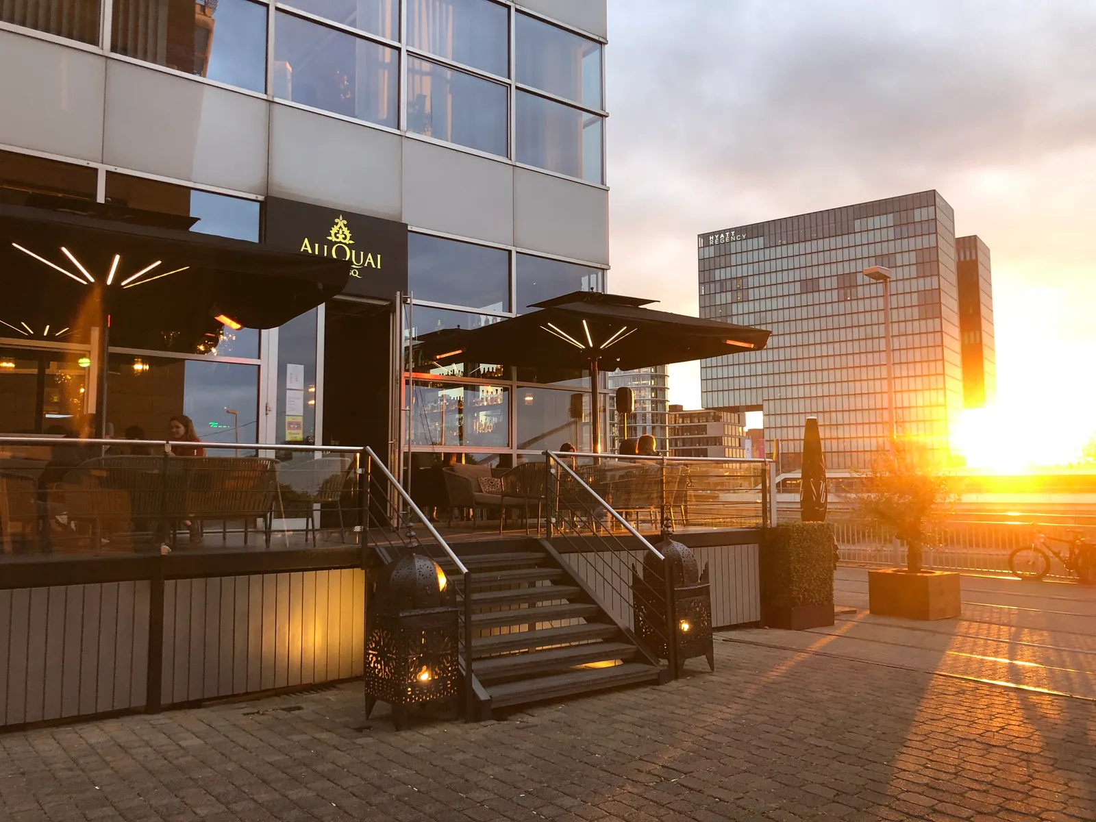 Au Quai terrace at sunset in the Medienhafen