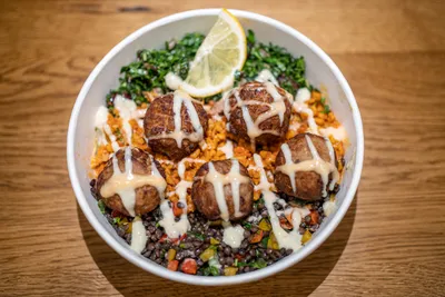 SamaQ-Bowl mit gebratenen Bällchen und Linsen
