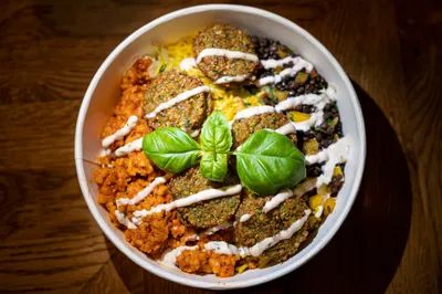 SamaQ bowl with falafel, lentils and rice