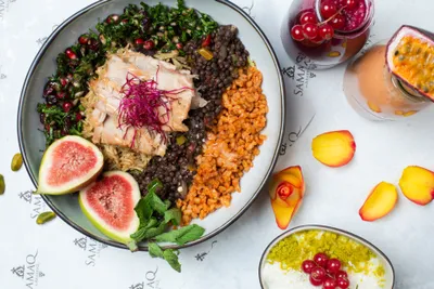SamaQ-Bowl mit Fisch, Feigen und Granatapfel
